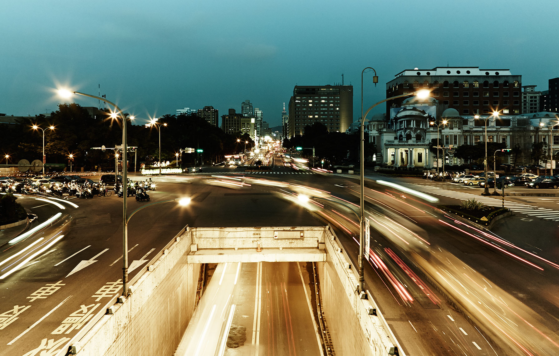 Taipei-night-street-2.jpg